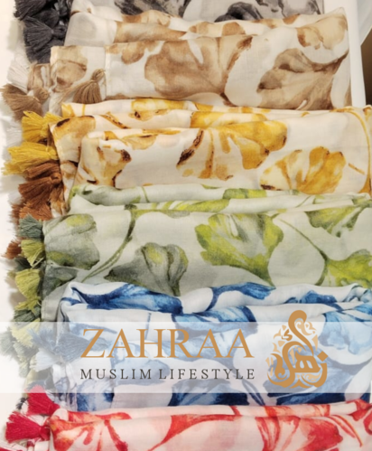 Scarf with pattern and pompoms